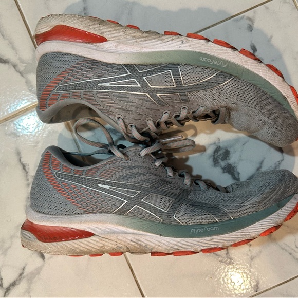 ASICS  size 10 very worn - Picture 2 of 10